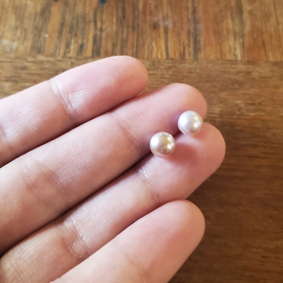 NWOT Tiny 6mm Silver Purple Freshwater Pearl Studs - Picture 2 of 7